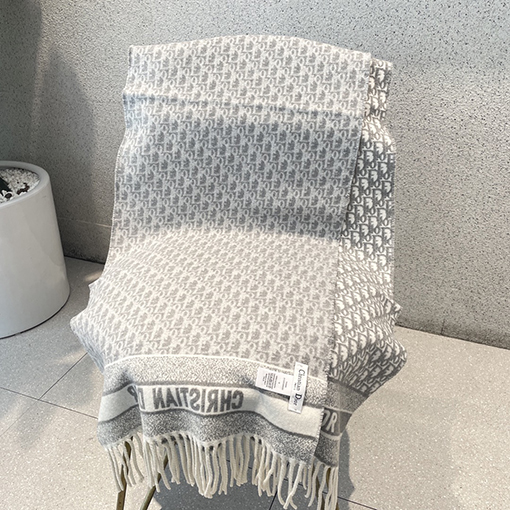 ディオール マフラースーパーコピー  DIOR セレブ愛用のクラシックマフラー - 時代を超えて、どんなスタイルにも合う