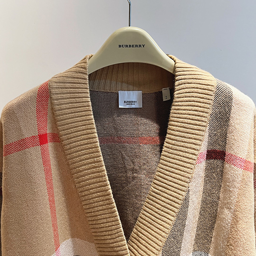 バーバリーニットカーディガン  BURBERRY クラシックなストライプとチェック柄のダブルレイヤーカシミアカーディガンコート