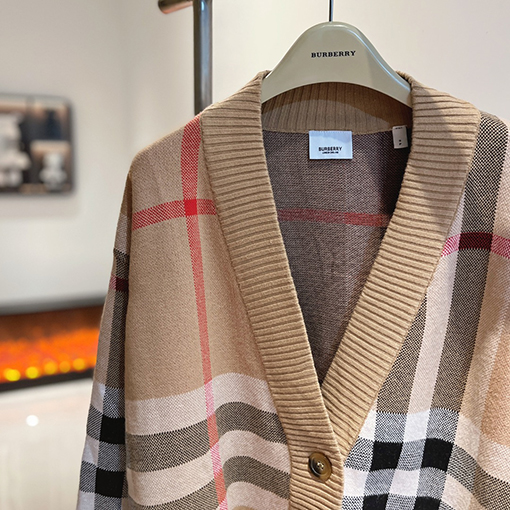 バーバリーニットカーディガン  BURBERRY クラシックなストライプとチェック柄のダブルレイヤーカシミアカーディガンコート
