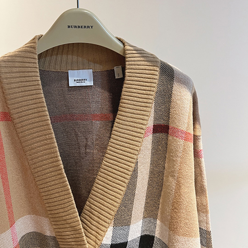 バーバリーニットカーディガン  BURBERRY クラシックなストライプとチェック柄のダブルレイヤーカシミアカーディガンコート