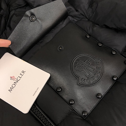 モンクレール 前身のポケットロゴ ロゴ入りダウンジャケット