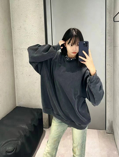 バレンシアガ  メタルリングディテールのウォッシュ  スウェットTシャツ