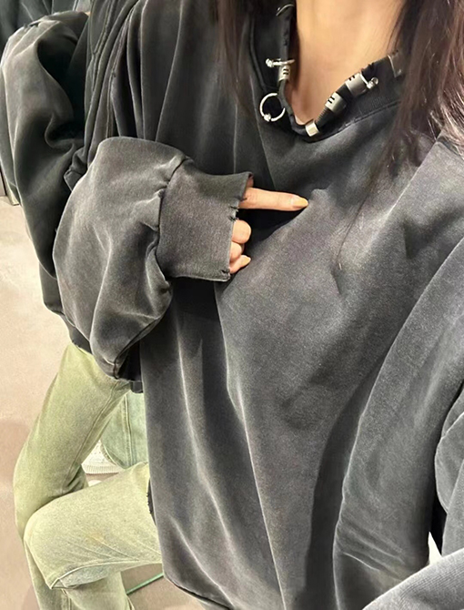 バレンシアガ  メタルリングディテールのウォッシュ  スウェットTシャツ