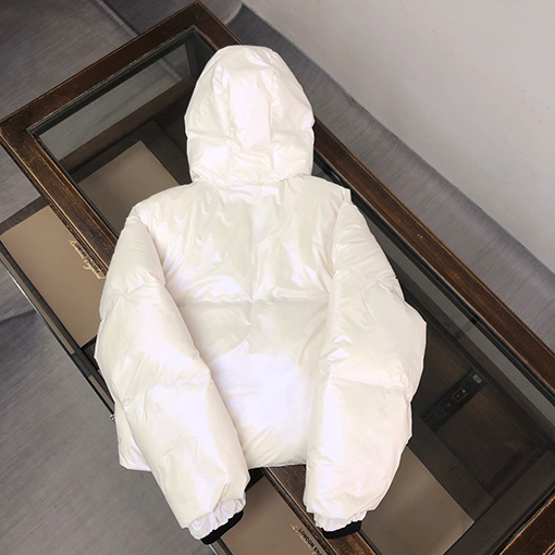 レディース✦　プラダ パン服の短い ダウン ジャケット