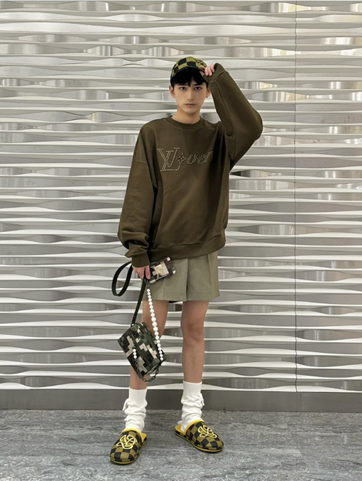  ルイヴィトンスタッド レタリング スウェットTシャツ