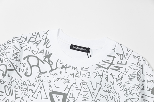  バレンシアガ     全身に文字ロゴがプリントされた半袖Tシャツ