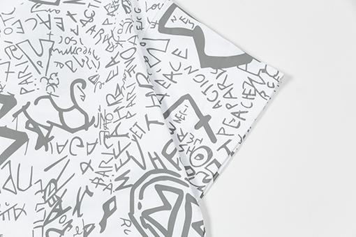  バレンシアガ     全身に文字ロゴがプリントされた半袖Tシャツ