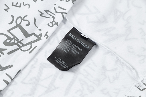  バレンシアガ     全身に文字ロゴがプリントされた半袖Tシャツ