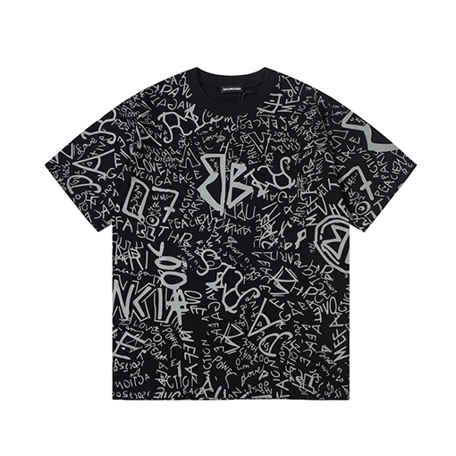  バレンシアガ     全身に文字ロゴがプリントされた半袖Tシャツ