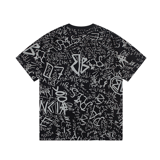  バレンシアガ     全身に文字ロゴがプリントされた半袖Tシャツ