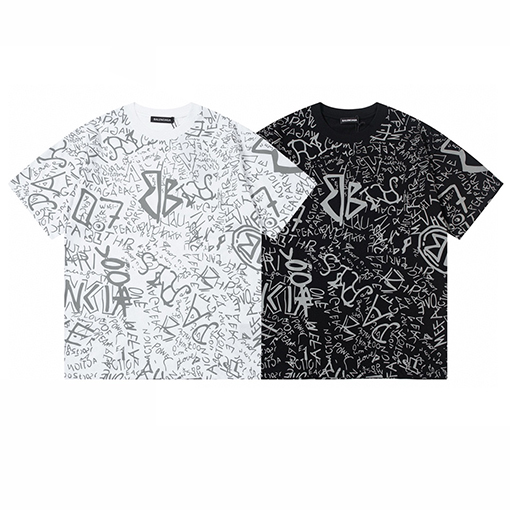  バレンシアガ     全身に文字ロゴがプリントされた半袖Tシャツ