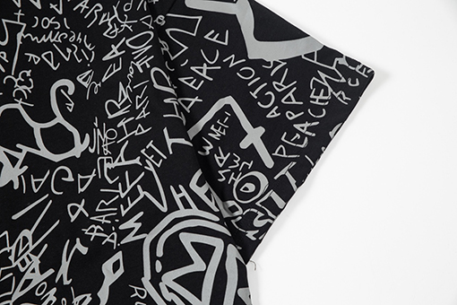  バレンシアガ     全身に文字ロゴがプリントされた半袖Tシャツ