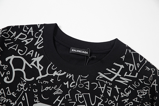  バレンシアガ     全身に文字ロゴがプリントされた半袖Tシャツ