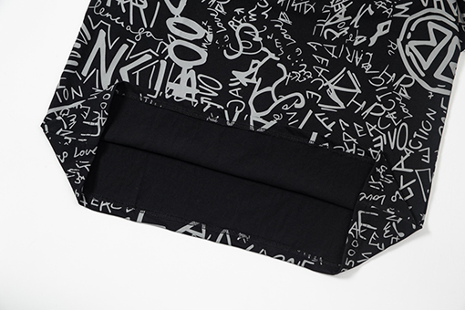  バレンシアガ     全身に文字ロゴがプリントされた半袖Tシャツ