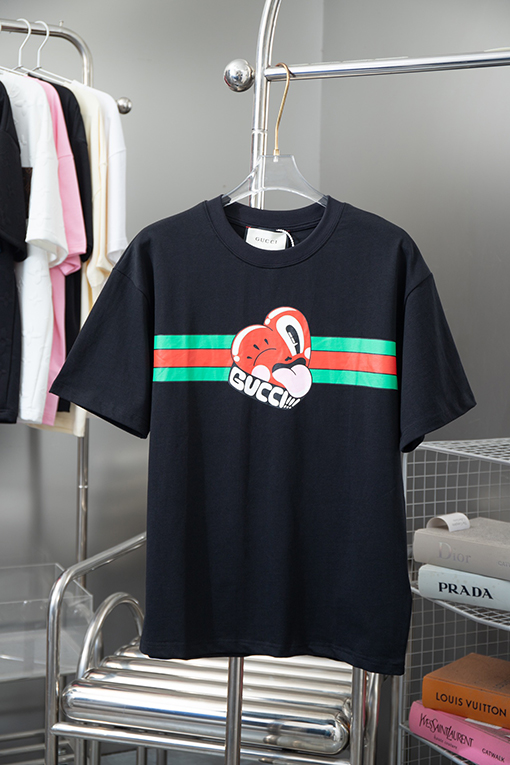 グッチ   プリントステッカーと刺繍の半袖Tシャツ