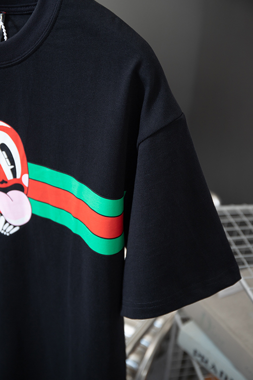 グッチ   プリントステッカーと刺繍の半袖Tシャツ