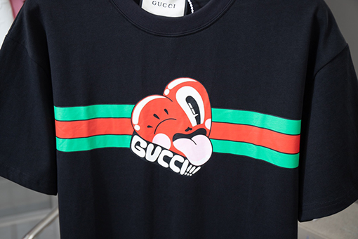 グッチ   プリントステッカーと刺繍の半袖Tシャツ
