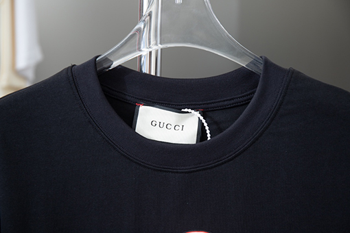 グッチ   プリントステッカーと刺繍の半袖Tシャツ