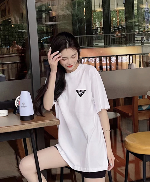 プラダ  クラシックな刺繍三角マークの後ろのデジタルプリント半袖Tシャツ