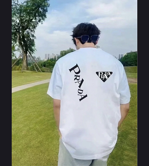 プラダ  クラシックな刺繍三角マークの後ろのデジタルプリント半袖Tシャツ