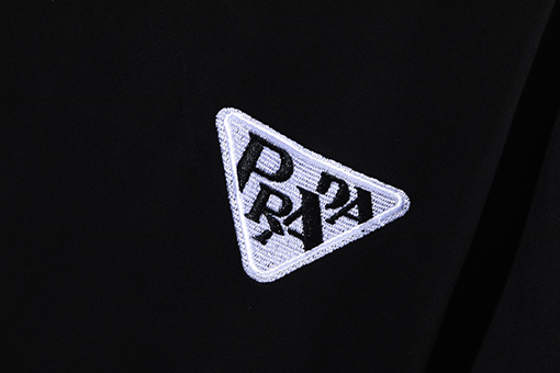 プラダ  クラシックな刺繍三角マークの後ろのデジタルプリント半袖Tシャツ