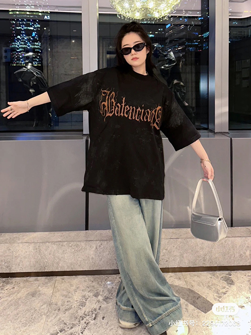 バレンシアガ  サンスクリットロゴめ半袖Tシャツ