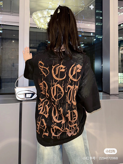 バレンシアガ  サンスクリットロゴめ半袖Tシャツ