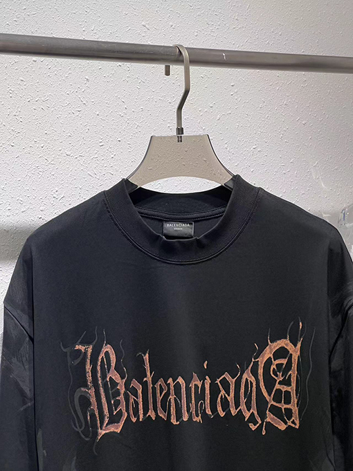 バレンシアガ  サンスクリットロゴめ半袖Tシャツ
