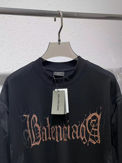 バレンシアガ  サンスクリットロゴめ半袖Tシャツ