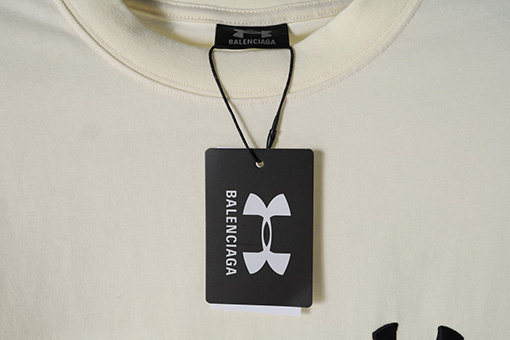 バレンシアガ  クラシックロゴ胸刺繍バック大きなプリント半袖Tシャツ
