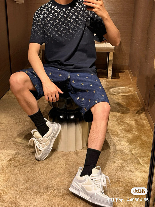 ルイヴィトンコピー   新しいグラデーションアルファベット カップルカジュアル半袖Tシャツ