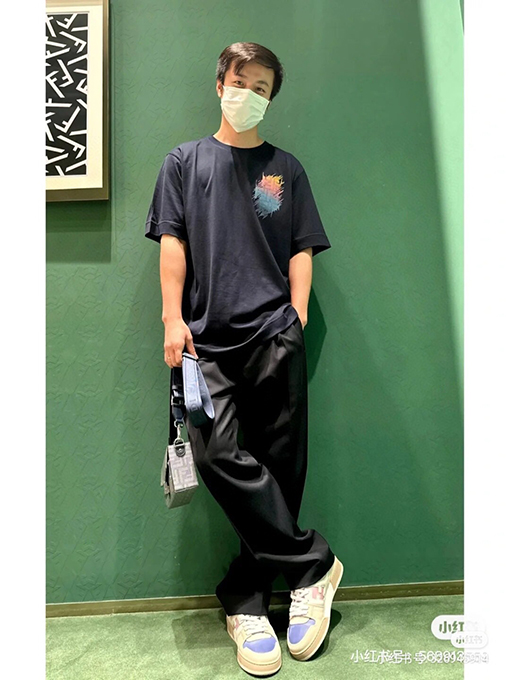 フェンディ プリントデザインのスタイリッシュな半袖Tシャツ