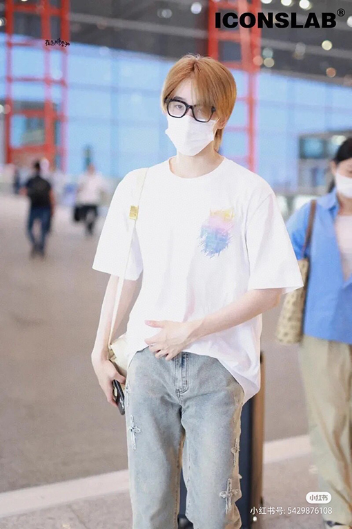 フェンディ プリントデザインのスタイリッシュな半袖Tシャツ