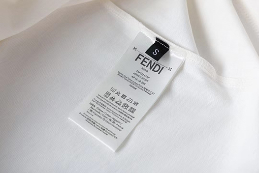 フェンディ プリントデザインのスタイリッシュな半袖Tシャツ