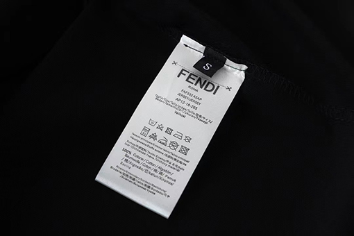 フェンディ プリントデザインのスタイリッシュな半袖Tシャツ