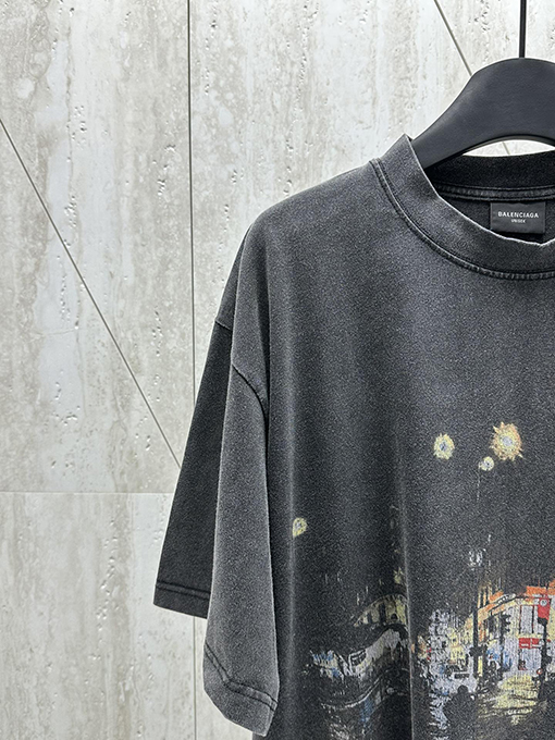 バレンシアガ ファッショナブルな都市夜景Tシャツ