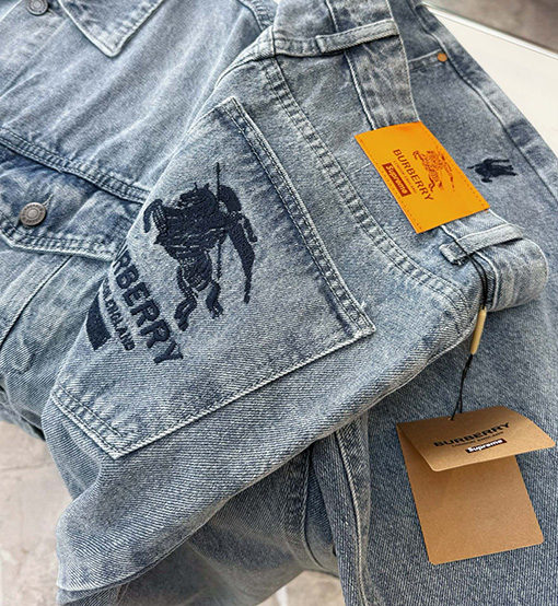 Supreme X Burberryスーパーコピー  コラボレーション馬刺繍デニムパンツ