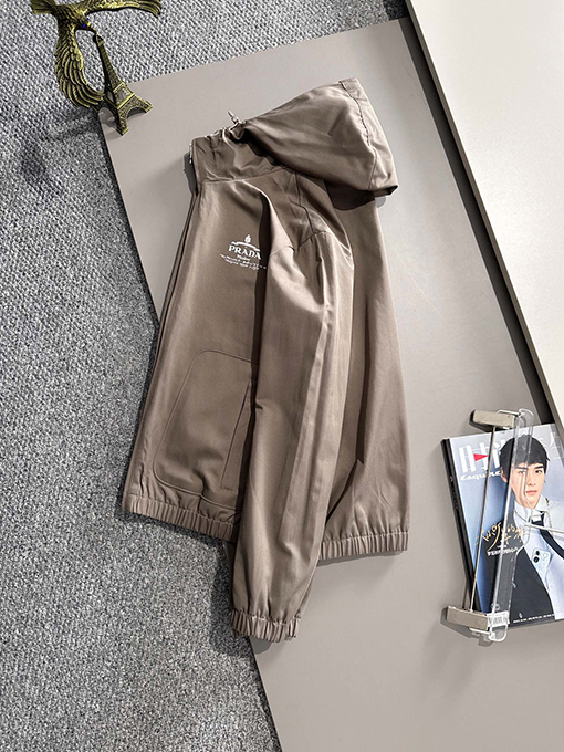 プラダコピー  胸の小さなネームプレートクラシックなカウンターフード付きジャケット