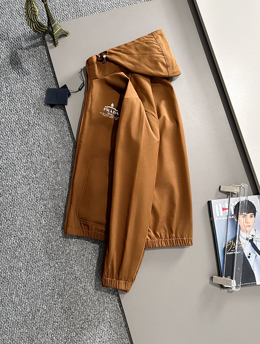 プラダコピー  胸の小さなネームプレートクラシックなカウンターフード付きジャケット