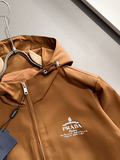 プラダコピー  胸の小さなネームプレートクラシックなカウンターフード付きジャケット