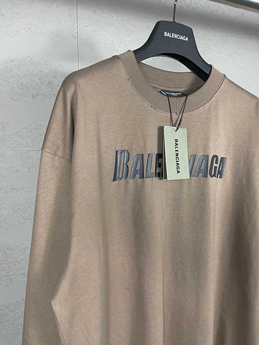 バレンシアガ クラシックなアルファベットロゴクラックプリント長袖Tシャツ
