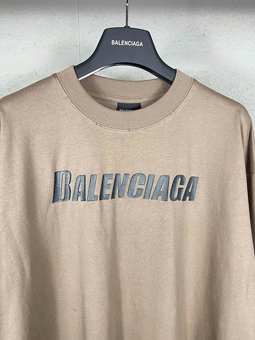 バレンシアガ クラシックなアルファベットロゴクラックプリント長袖Tシャツ