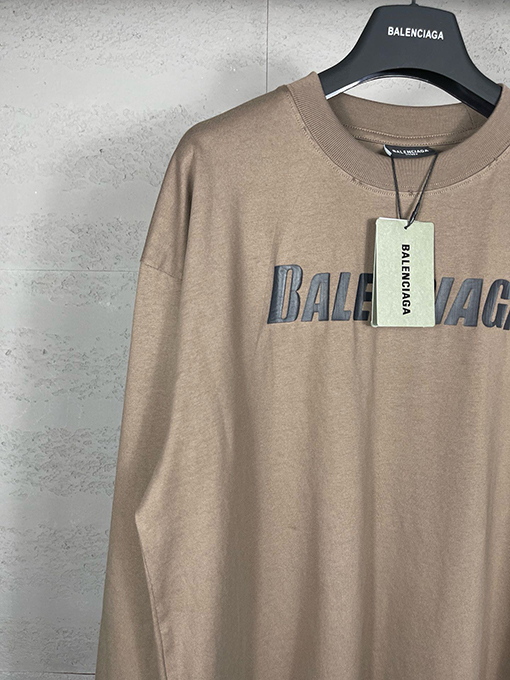 バレンシアガ クラシックなアルファベットロゴクラックプリント長袖Tシャツ