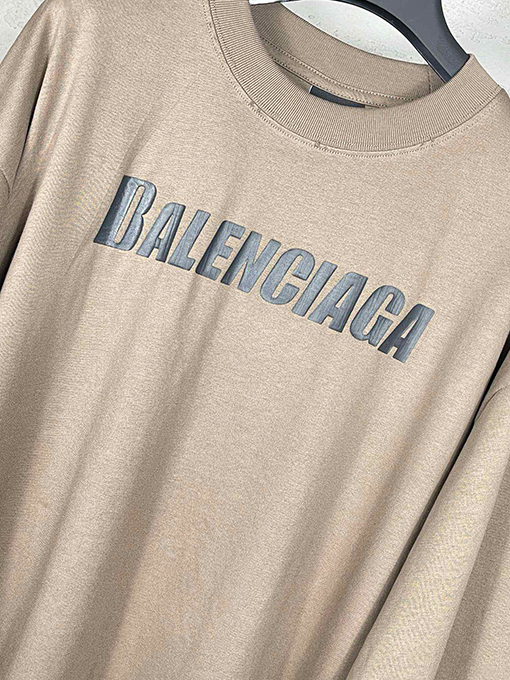 バレンシアガ クラシックなアルファベットロゴクラックプリント長袖Tシャツ