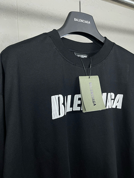 バレンシアガ クラシックなアルファベットロゴクラックプリント長袖Tシャツ
