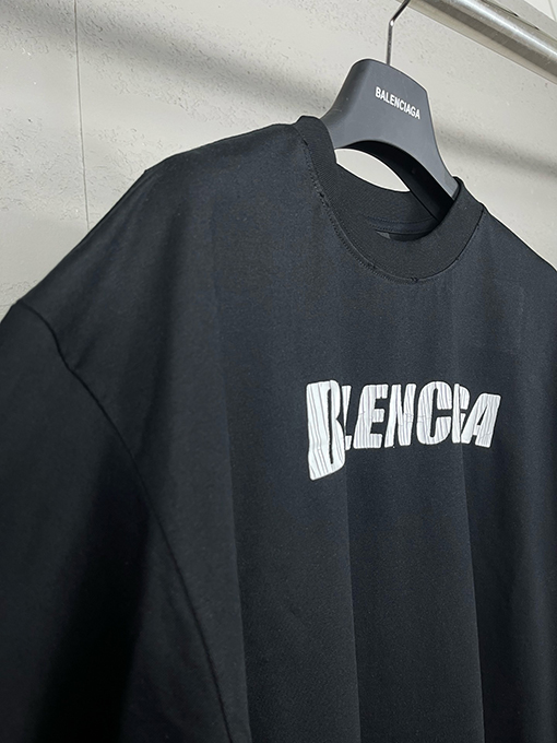 バレンシアガ クラシックなアルファベットロゴクラックプリント長袖Tシャツ