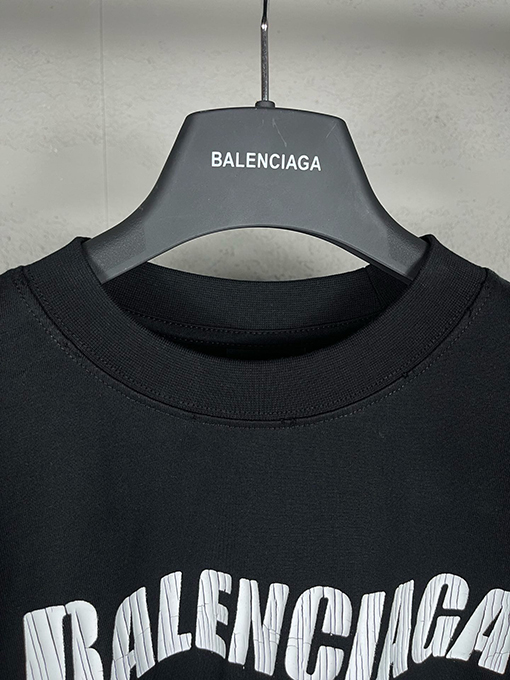 バレンシアガ クラシックなアルファベットロゴクラックプリント長袖Tシャツ