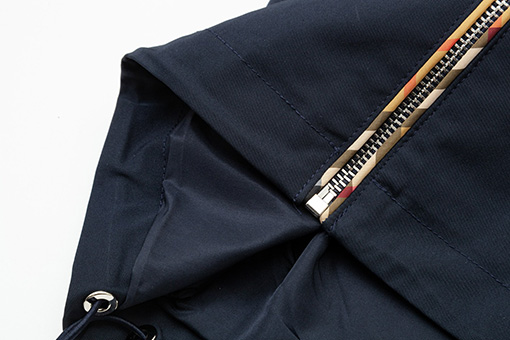 バーバリー クラシックな軍馬刺繍ロゴフード付きジャケット