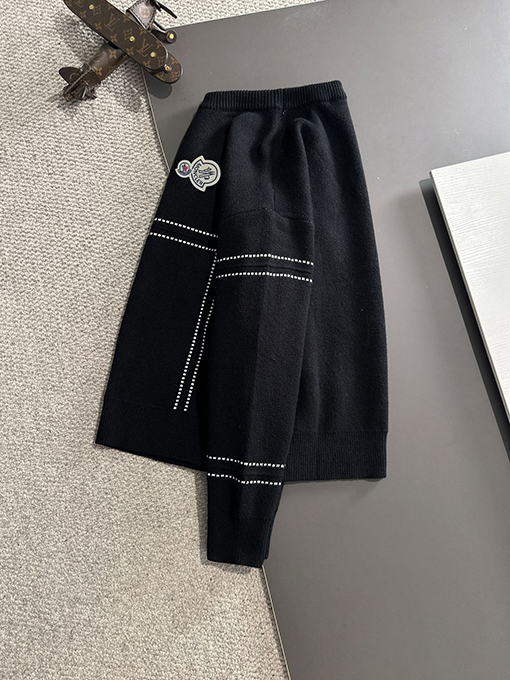 モンクレール 新しいロゴバッジ刺繍ロゴクルーネックセーター
