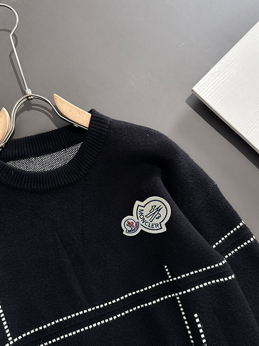 モンクレール 新しいロゴバッジ刺繍ロゴクルーネックセーター